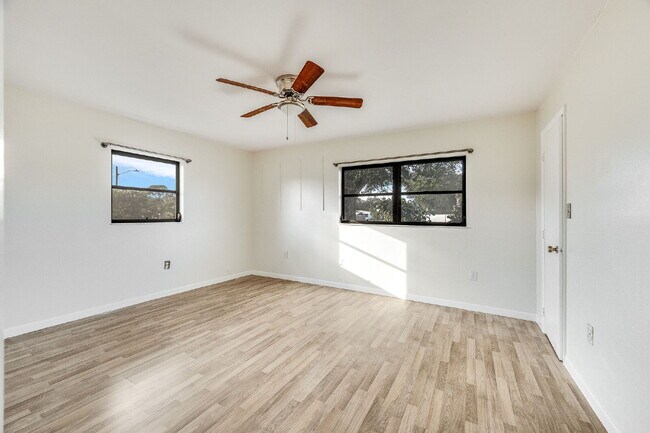 Building Photo - 5 BR/3BA pool home in Merritt Island- NO HOA!