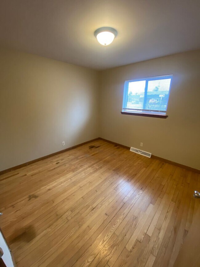 Building Photo - Lower 2 Bed/1 Bath Apartment Available!