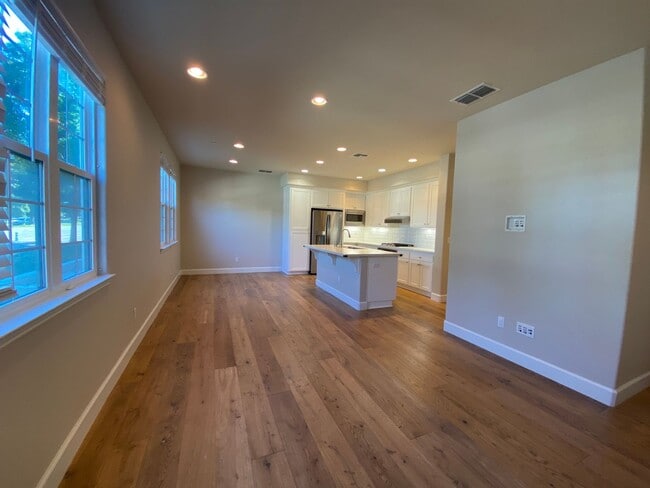 Building Photo - Pleasanton End Unit Andares Townhouse 3 BD...