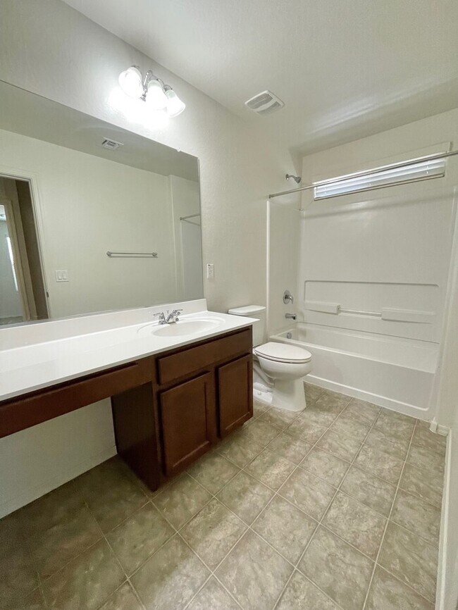 Building Photo - Beautiful 4-Bedroom, 3-Bathroom Home in Goodyear!!