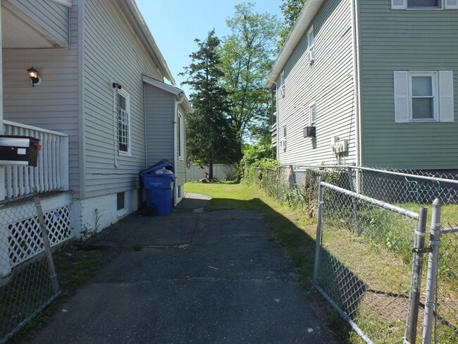 Building Photo - 241 Tyler St