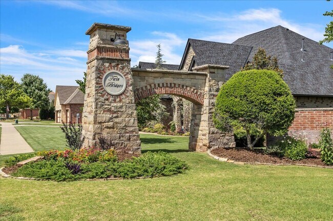 Building Photo - Gorgeous Executive Home - Open Plan - Stor...