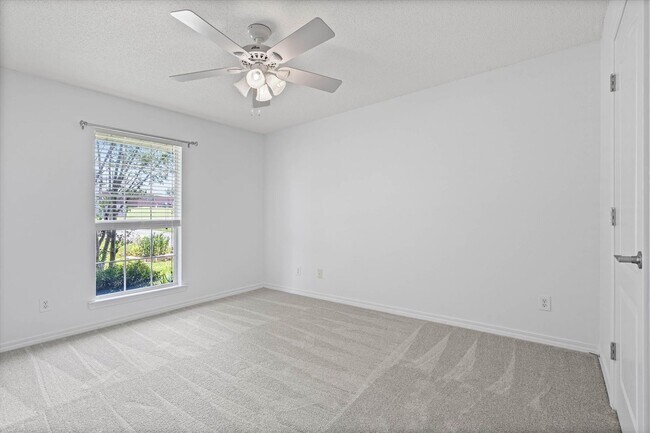 Building Photo - Spacious 4-bedroom Retreat