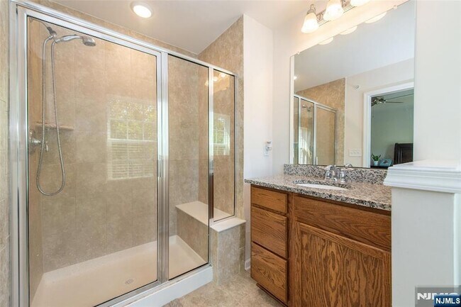 Building Photo - 9 Landmark Ln