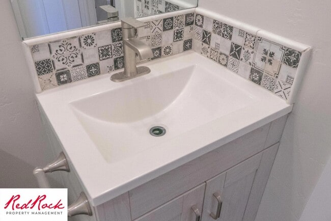 Building Photo - Newly Remodeled 3 Bedroom Townhome. Small ...