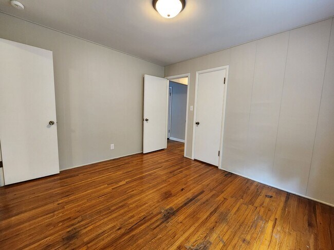 Building Photo - Spacious 3-Bedroom, 1-Bathroom Home AVAILABLE NOW!!