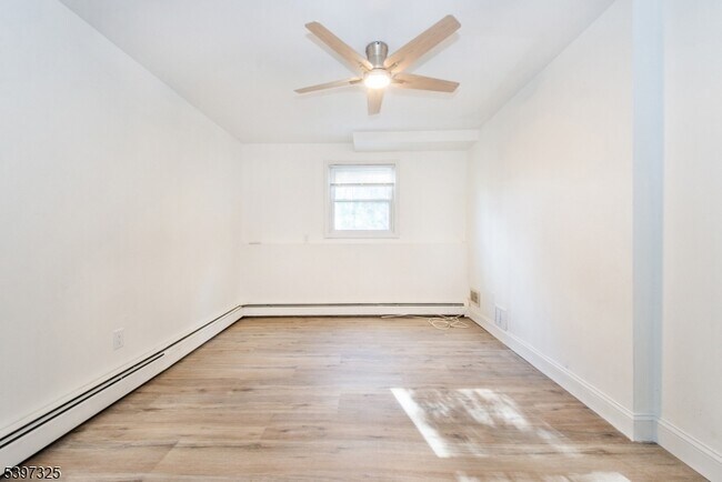 Building Photo - 4 Maureen Ct