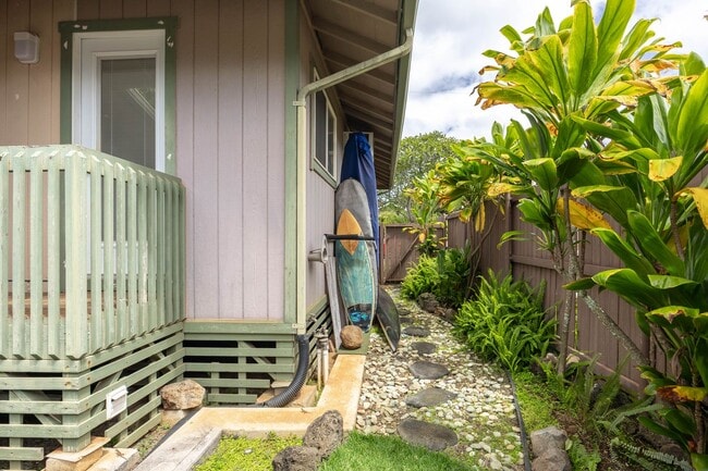 Building Photo - North Shore Boho Aloha Cottage | 2 Bed, 1 Bath | Available August 1, 2026