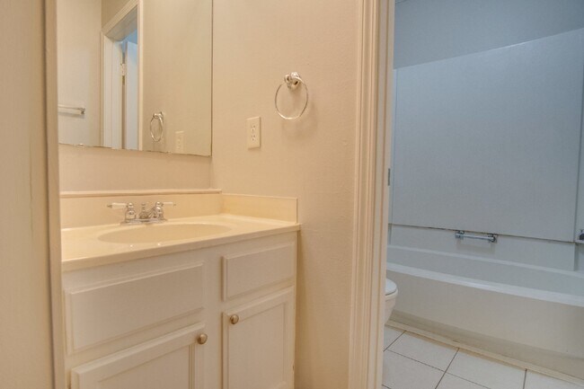 Building Photo - North Pensacola 3BR/2BA Home Near UWF Featuring Vaulted Ceilings & Privacy-Fenced Backyard