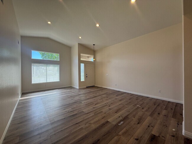 Building Photo - Quartz Hill 3 Bedroom 2 Bathroom