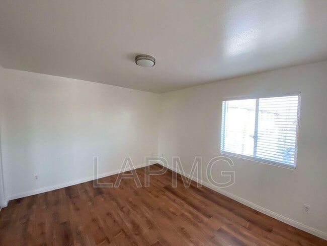 Building Photo - 762 W 21st St