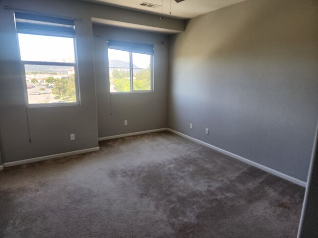 Building Photo - Gorgeous Townhome in South Temecula with V...