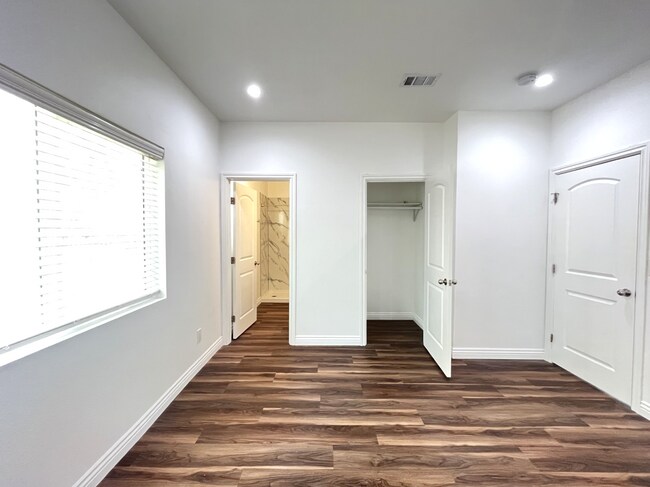 Building Photo - 1057 Circle City Dr