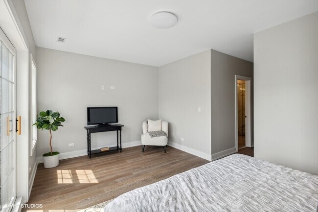 Building Photo - 4824 S Champlain Ave