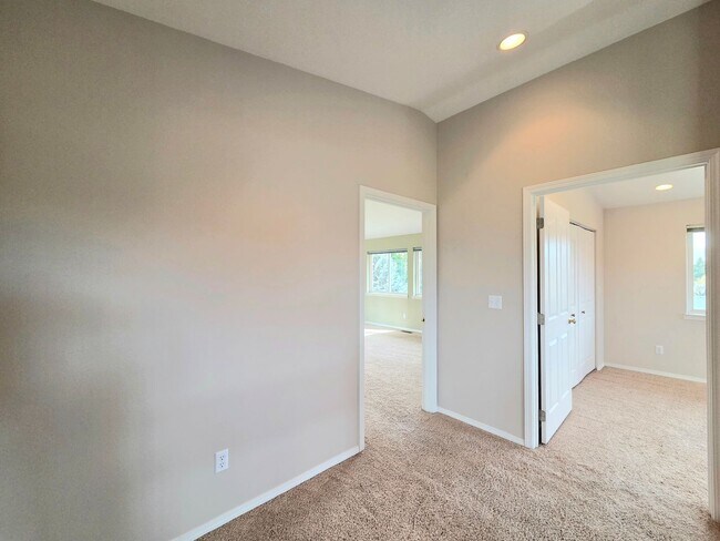 Building Photo - Grandiose Home on 1 Acre -- in East Wenatchee for Rent!! **5 Bed, 3 Bath**