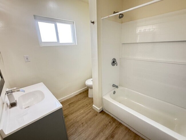 Building Photo - Spacious remodeled 2 BR apartment - Inglew...
