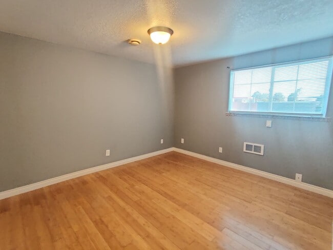 Building Photo - Updated Condo in West Richland