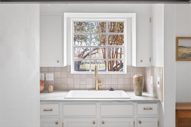 Building Photo - 1700 Houston St