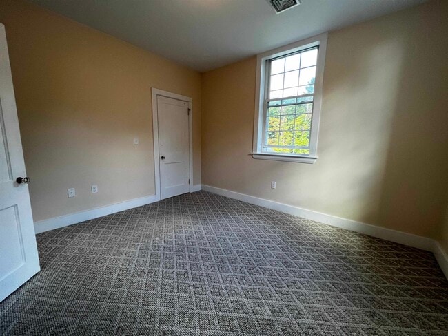 Building Photo - 9 Forest St