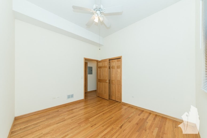 Building Photo - 2539 N Southport Ave