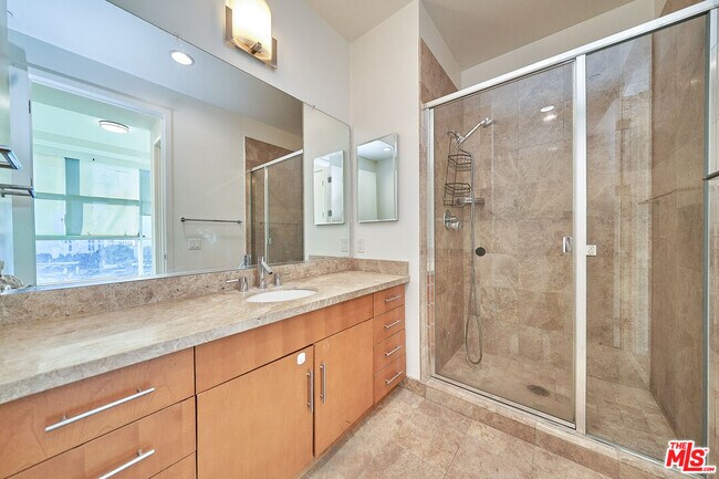 Building Photo - 3223 W 6th St