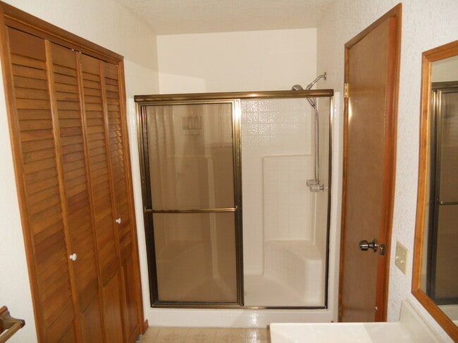 Building Photo - Charming 3-Bed, 2-Bath Home with 2-Car Gar...