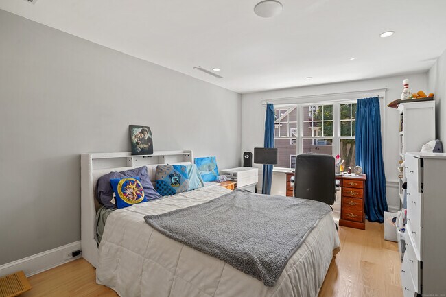 Building Photo - 328 Brewster St