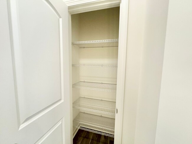 Building Photo - 3BD/2.5BTH Townhome - Belmont  self guided...