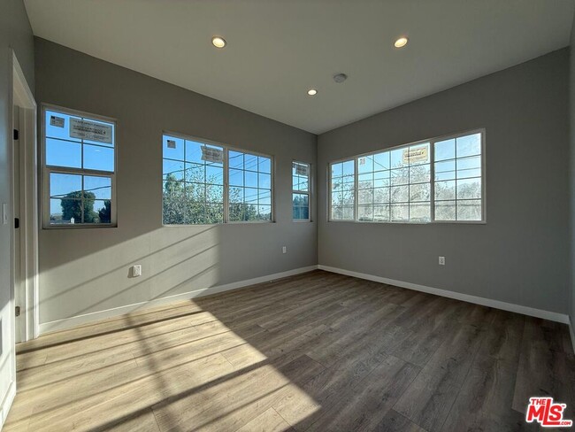 Building Photo - 10605 Owensmouth Ave