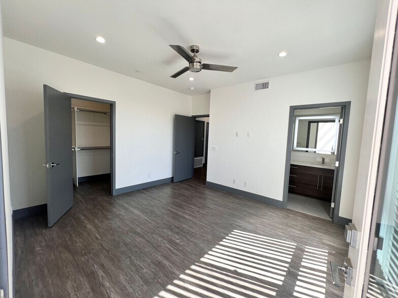 Building Photo - 6437 W 86th Pl