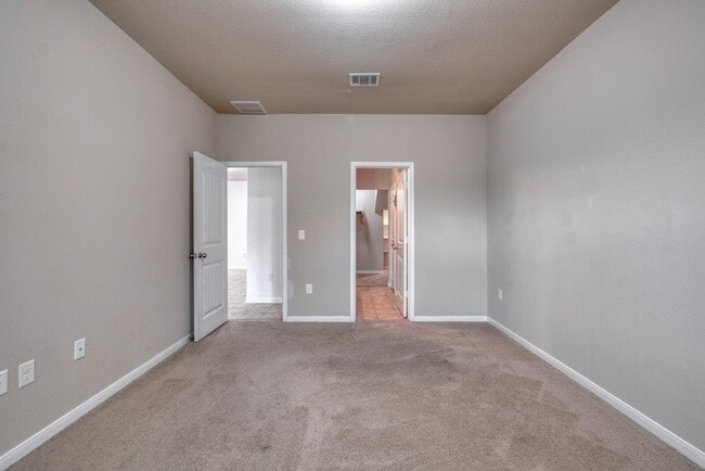 Building Photo - 2880 Donnell Dr