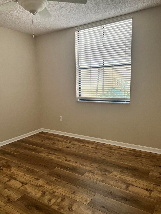 Building Photo - 720 S Sapodilla Ave