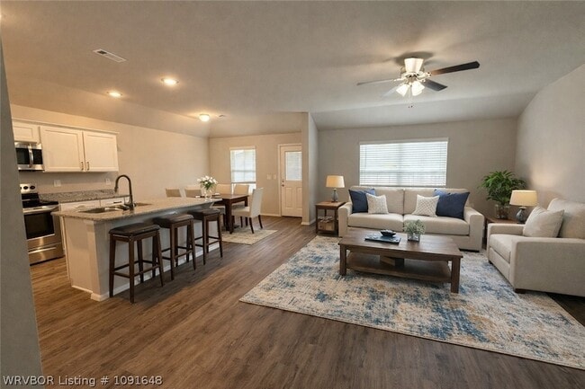 Building Photo - 8125 Dogwood Dr