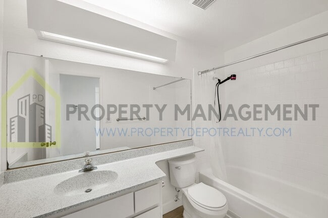 Building Photo - Desirable Pocket-Greenhaven Half-Plex for ...