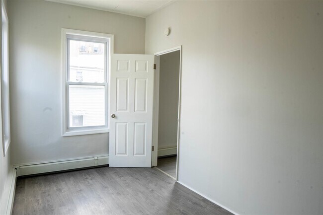 Building Photo - 426 13th St