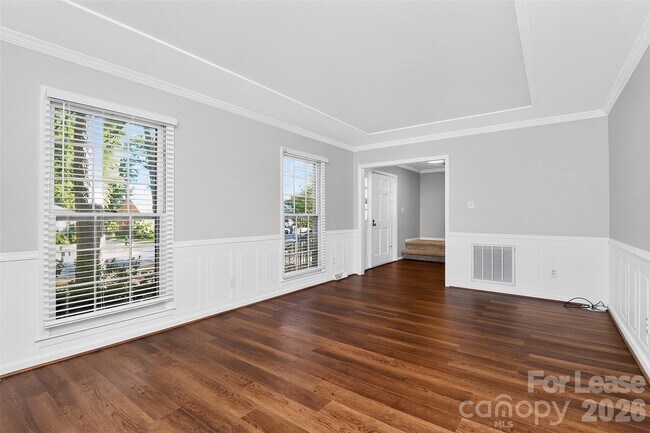 Building Photo - 2438 Knickerbocker Dr