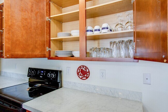 Building Photo - Stylish & Convenient Furnished Condo for Rent