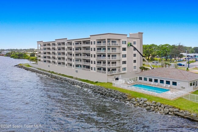 Building Photo - 1825 Riverside Dr