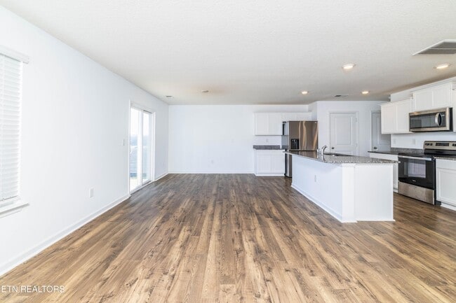 Building Photo - 228 Belle court