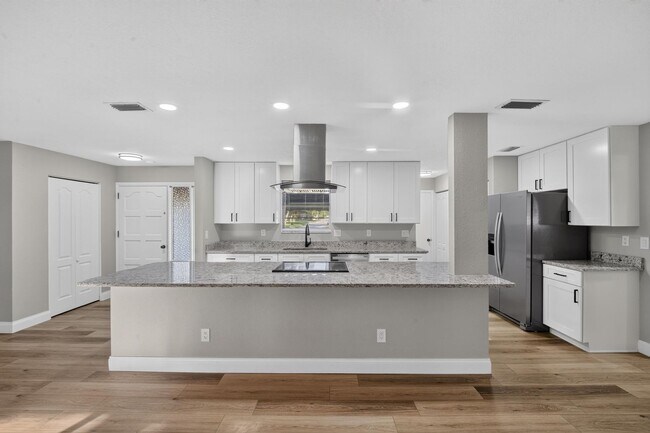 Building Photo - 791 Lindenwood Cir E