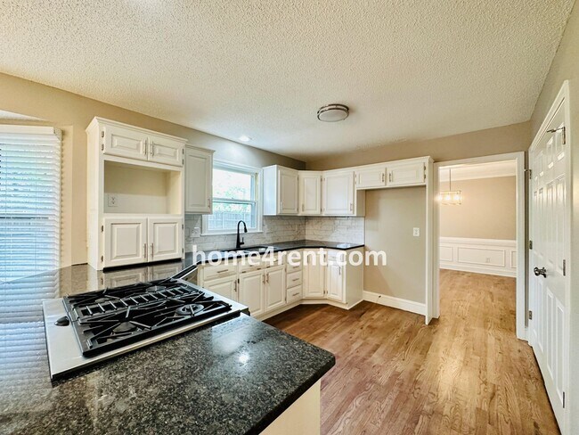 Building Photo - Wonderful Belton Home w/ Wood Floors, Finished Basement and Fenced Yard!
