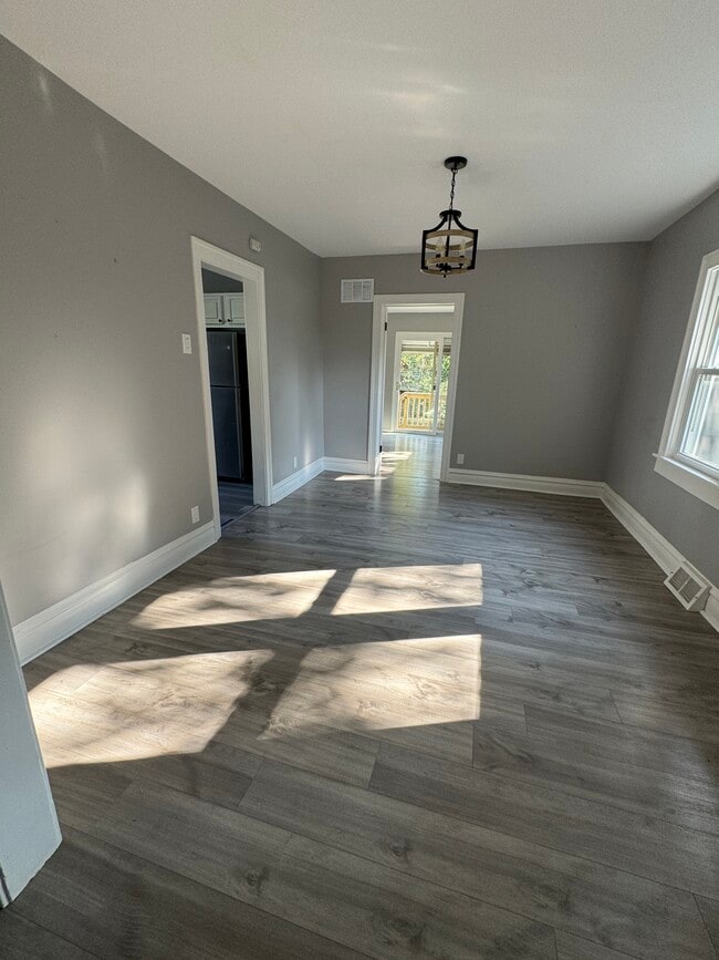 Building Photo - 454 Colford Ave