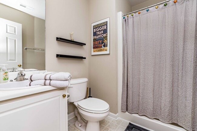 Building Photo - 2 Bedroom + Loft Townhome in Prime Raleigh...