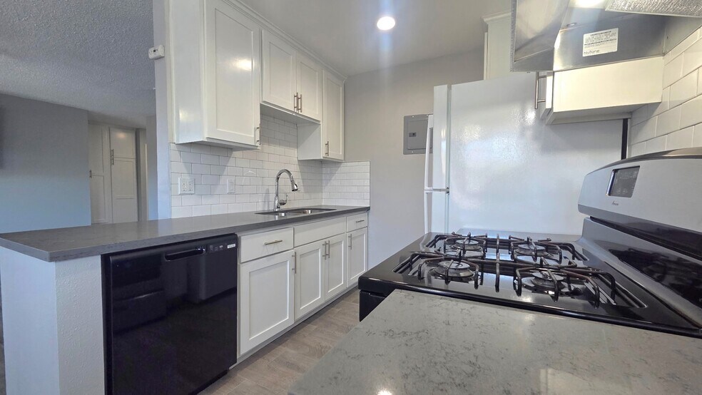 Building Photo - 17132 Emerald Ln