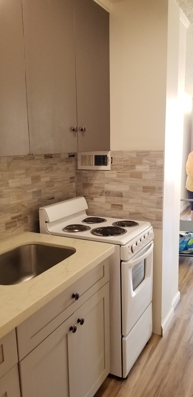 Building Photo - 425 Ena Rd