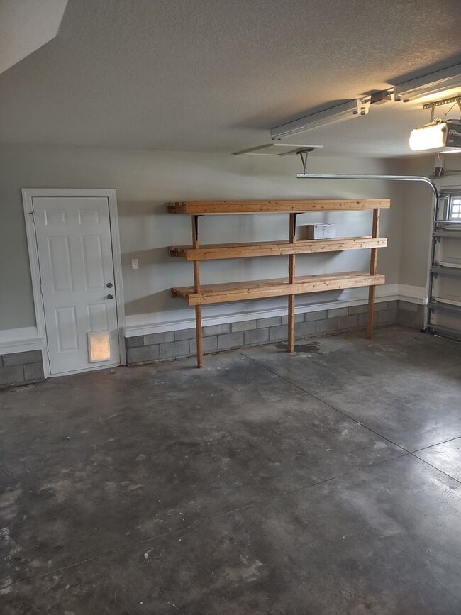 Building Photo - Bonus Room!