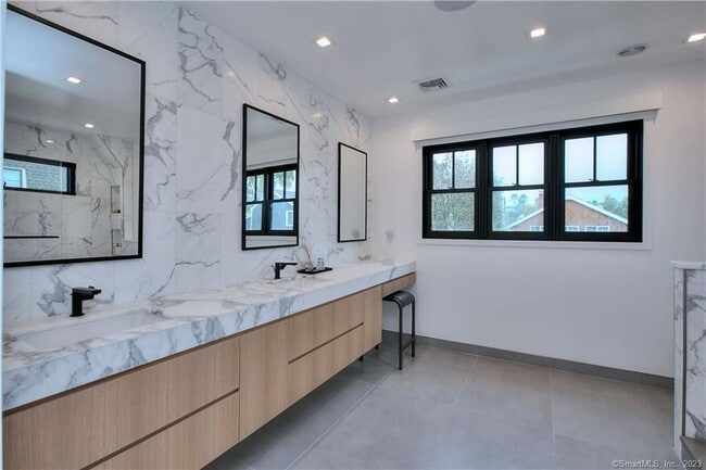 Building Photo - 18 Danbury Ave