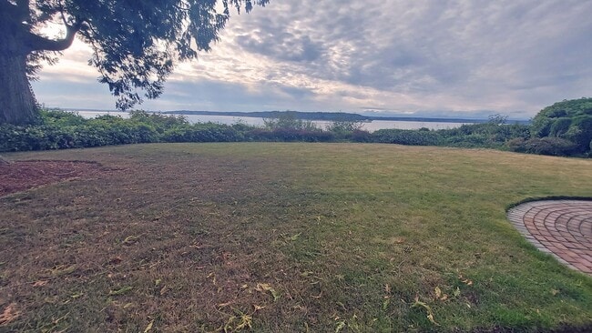 Building Photo - Gated Sound view home Des Moines area, 4 bed plus den 2.5 bath 3900 s/f, Available NOW!!!