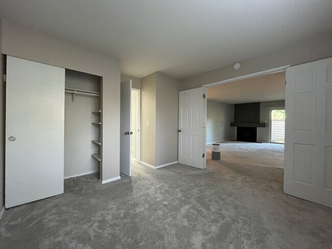 Building Photo - 2 Bed 2 Bath Corner Condo ~ Cedar Mill w/ Washer & Dryer, Parking and Pool! Convenient to Nike, S...