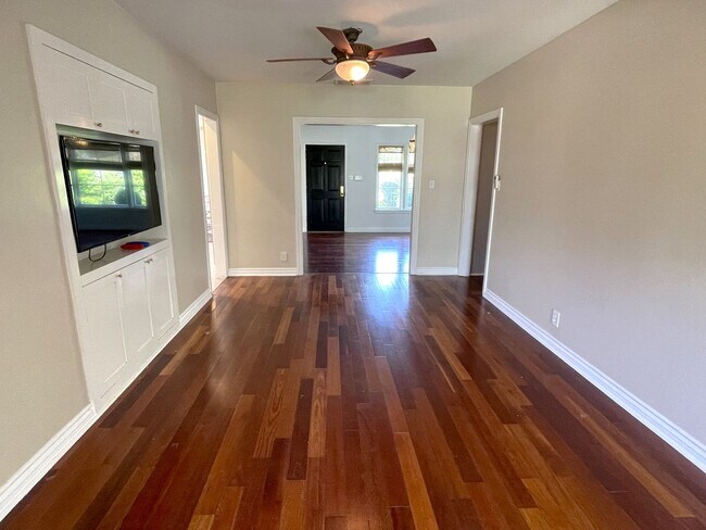 Building Photo - Luxurious Lake Balboa Home with Athletic A...